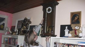 Historické hodiny, které si Jonák pověsil na zeď po 20 letech.