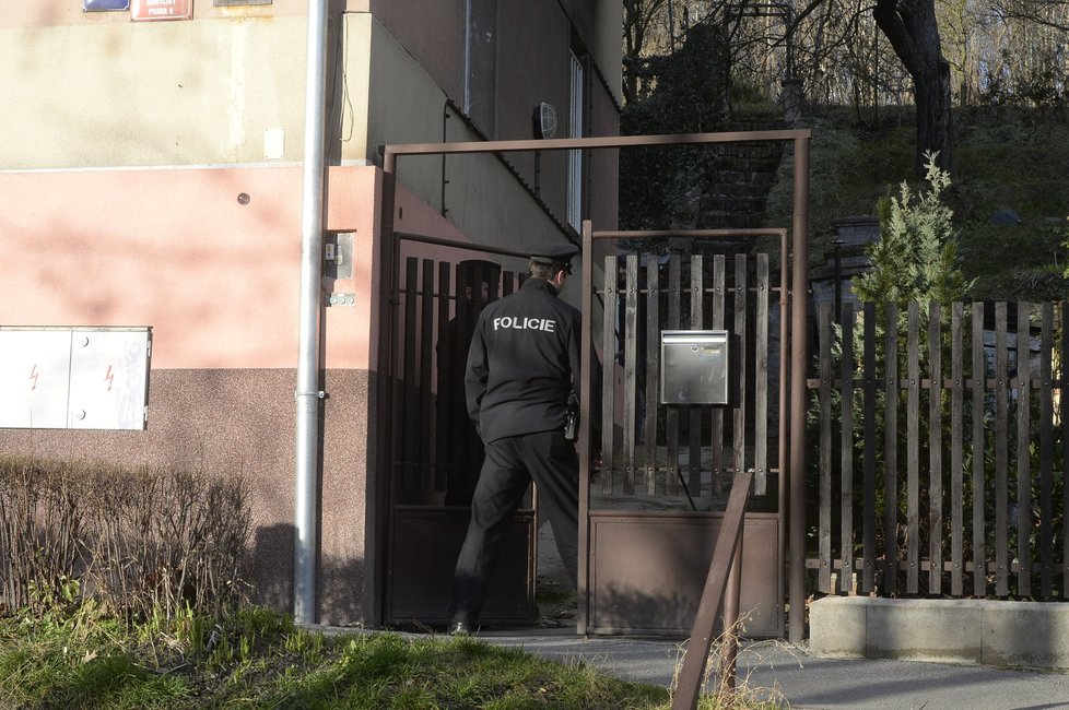 Policie vchází do domu, kde žil Ivan Jonák