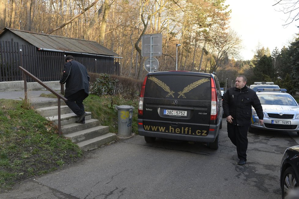 Před dům Ivana Jonáka přijela pohřební služba