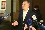 Ivan Langer při odchodu ze svého olomouckého bytu v doprovodu policie