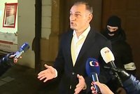 Langera po razii a výslechu pustili. „Nemůžu vůbec nic říct,“ hlesl exministr