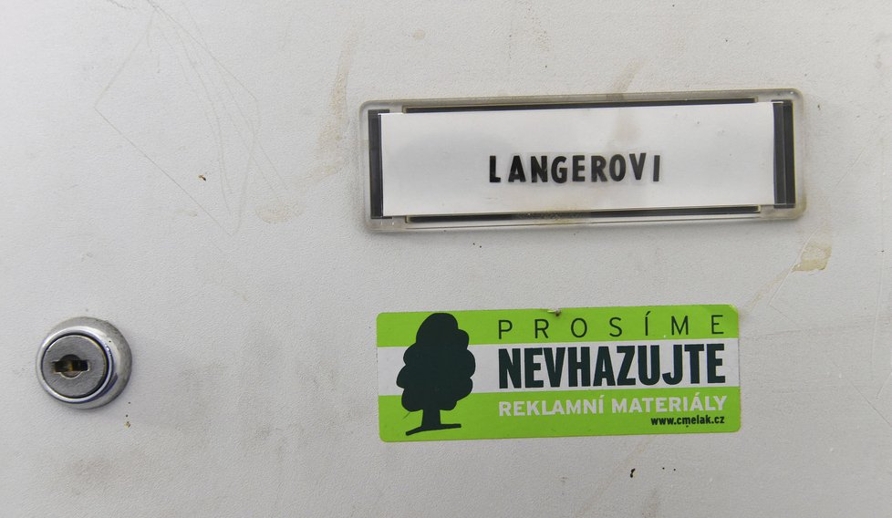 Zásah ÚOOZ v bytě exministra vnitra Ivana Langera: Dveře olomouckého bytu Langerových.