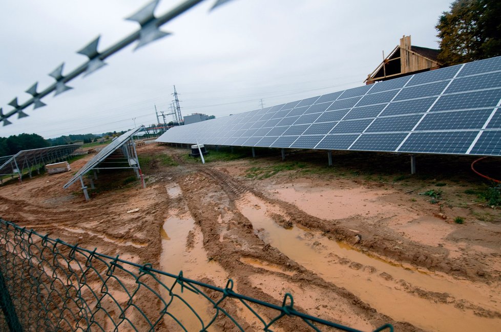 Podle České televize se akce ÚOOZ týká jihočeské solární elektrárny Ševětín.