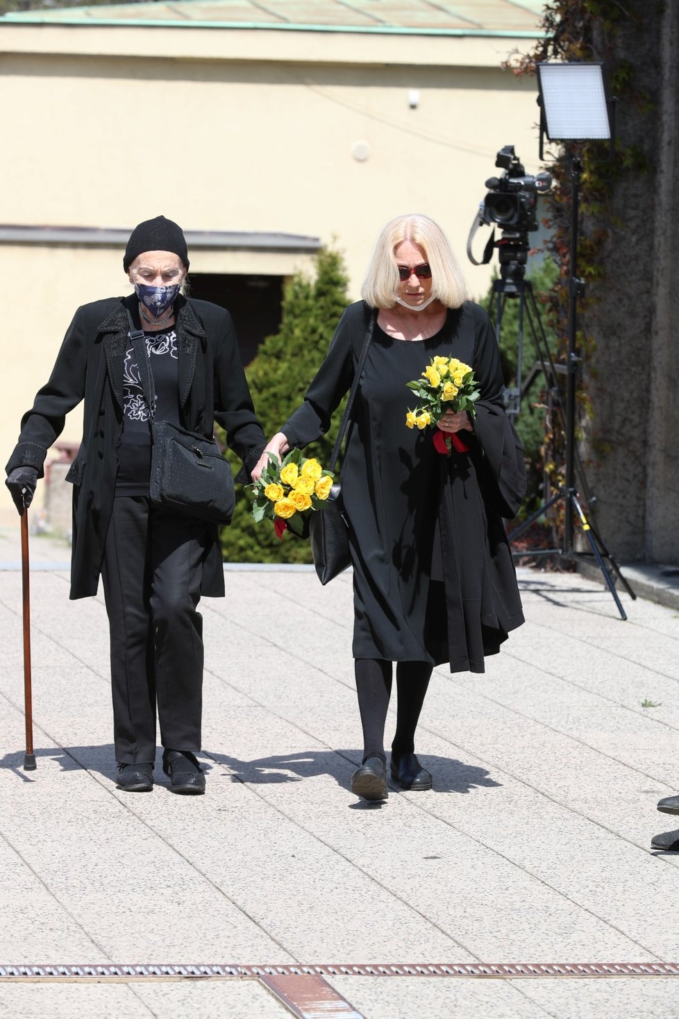 Režisérka Olga Sommerová (vpravo) na pohřbu Ivana M. Havla.