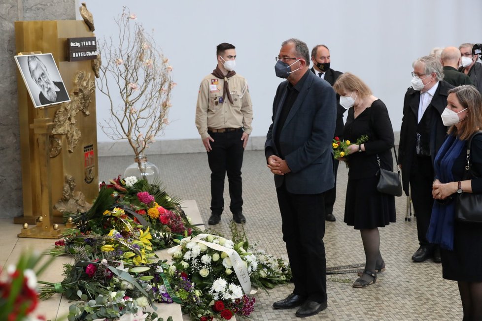 Poslední rozloučení s Ivanem M. Havlem v pražských Strašnicích.