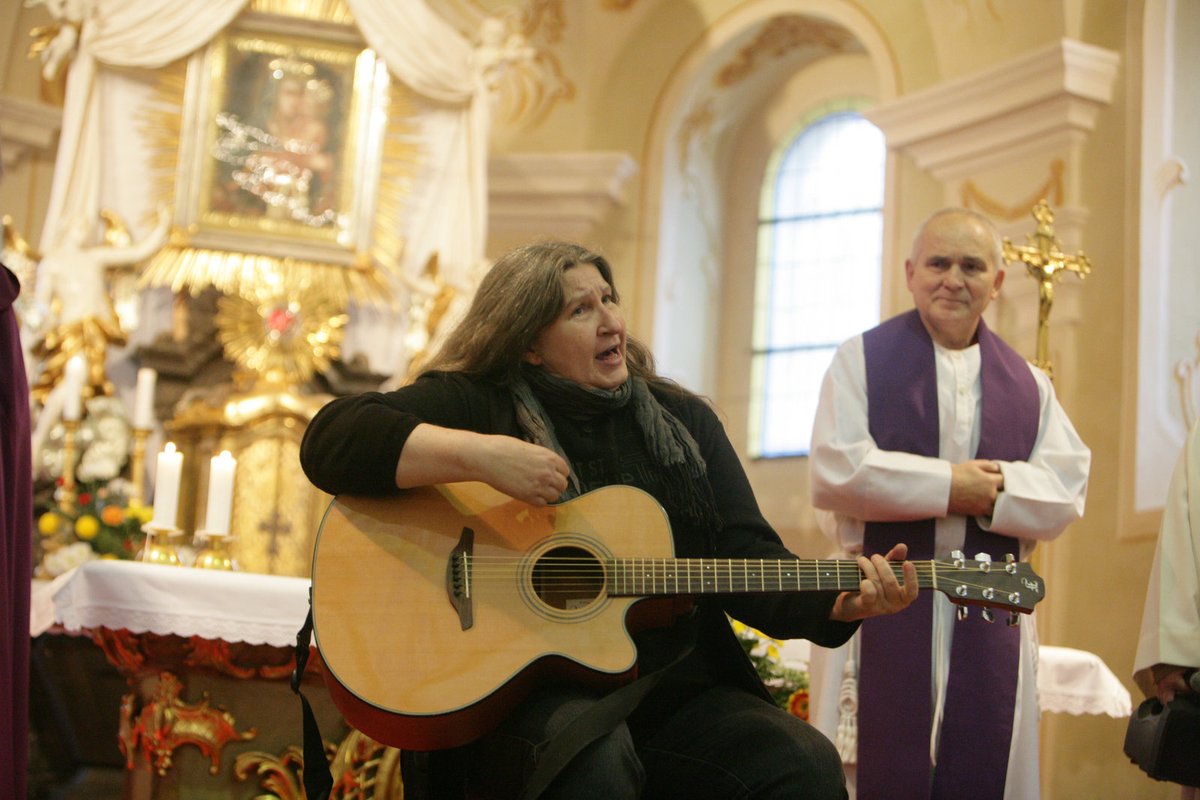Družka Dagmar Vokatá zahrála Magorovi v kostele svou vlastní píseň, později na hřbitově pak ještě Hlavsovy »Muchomůrky«.