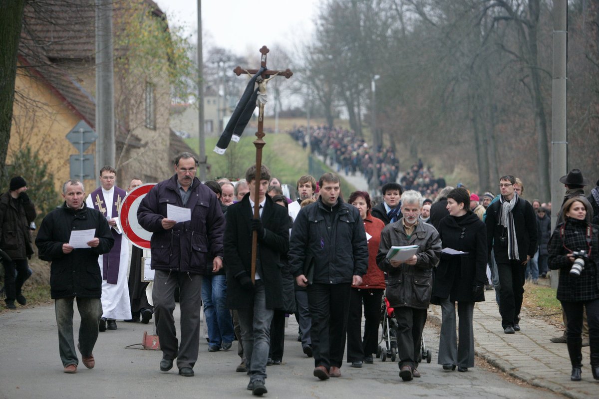 Smuteční procesí se natáhlo přes půl kilometru!