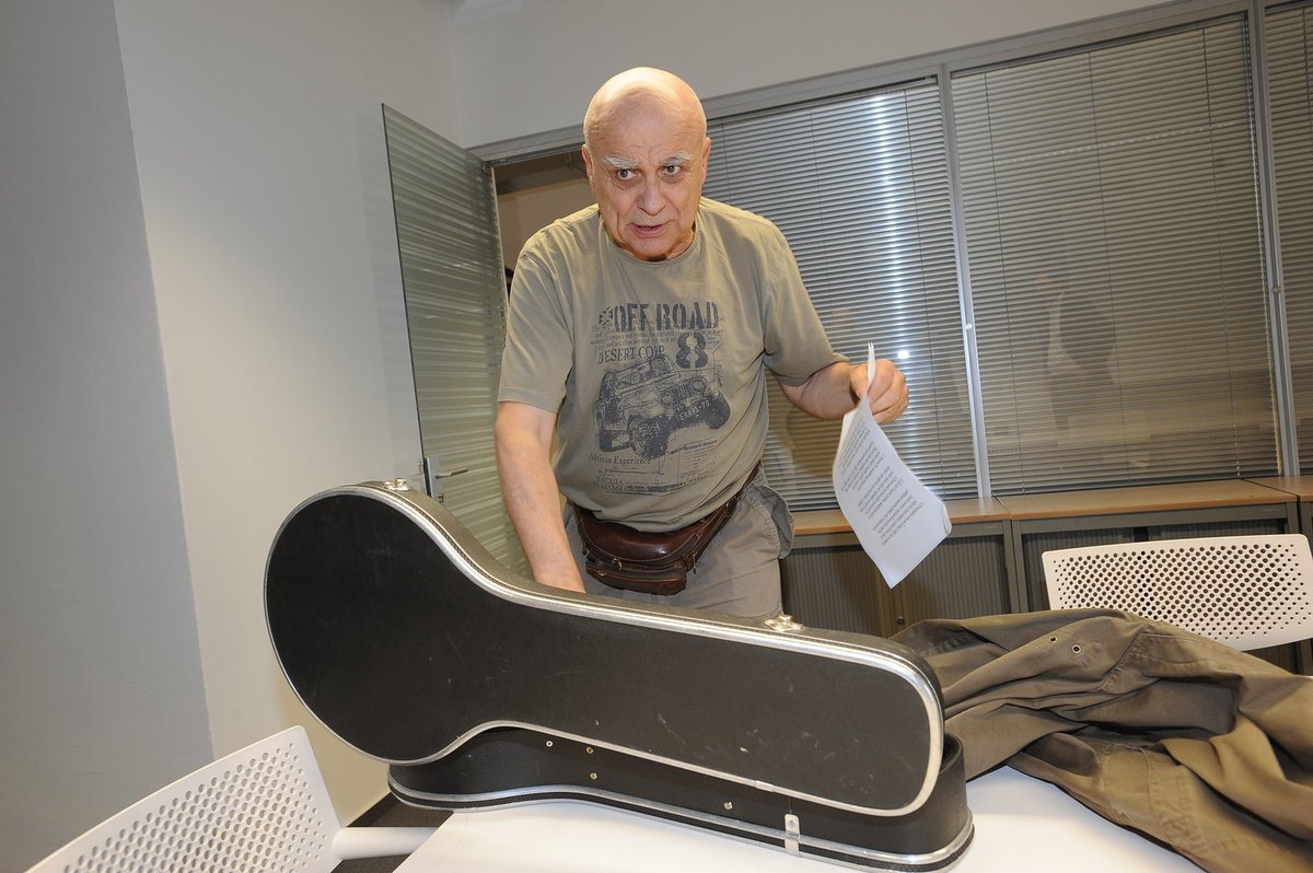 Ivan Mládek si na svou návštěvu do redakce Blesku přinesl i svůj oblíbený hudební nástroj - banjo. V tomto momentu však z obalu vytahuje překvapení...