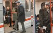 Ivan Mládek cestoval metrem, nikdo ho ale nepustil sednout. 