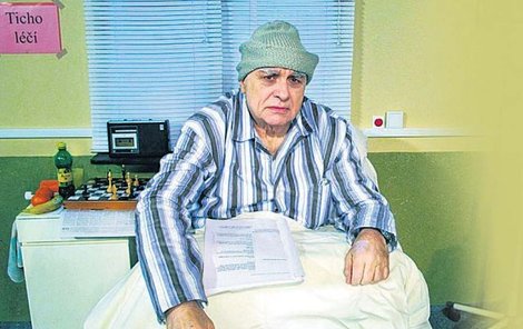 Ivan Mládek stráví všechny díly v nemocniční posteli.