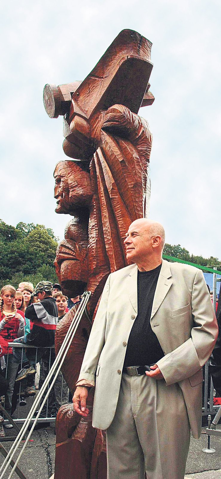 Jožin má od roku 2008 ve Vizovicích dřevěnou sochu od Cyrila Kocúrka