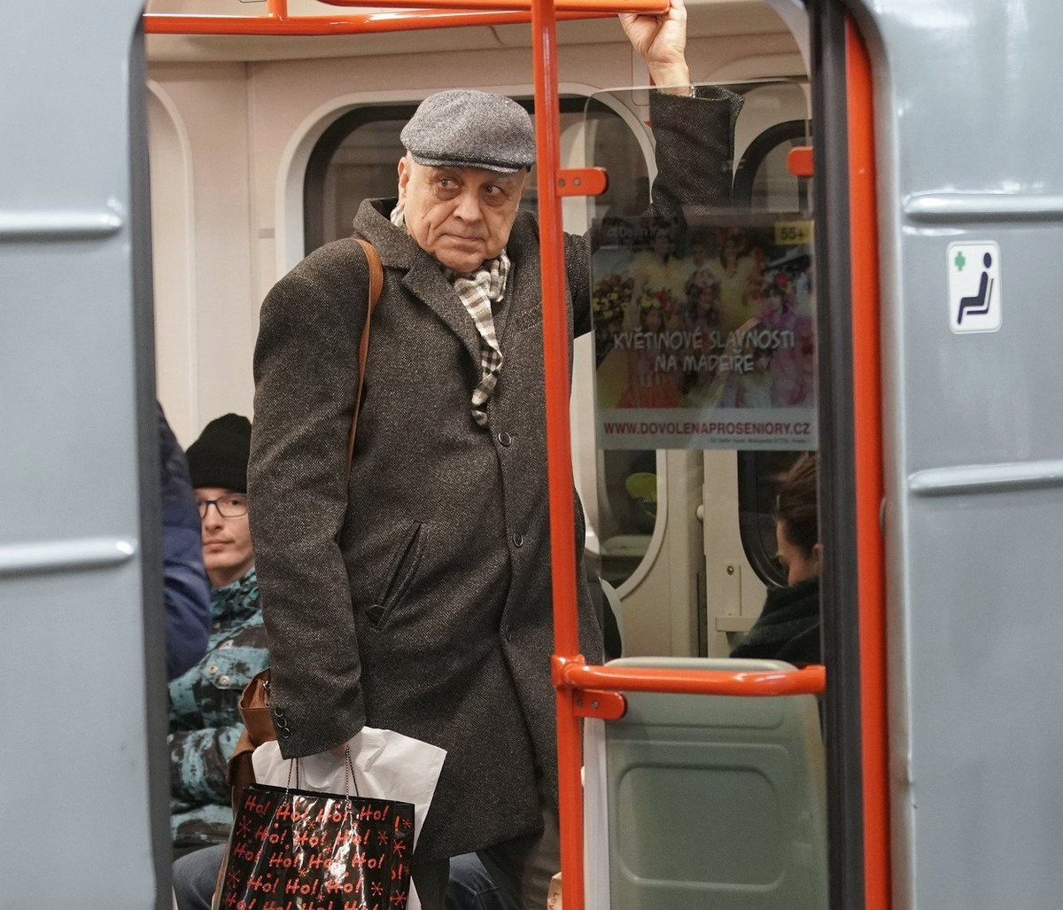 Ivana Mládka nikdo v metru nepustil sednout.