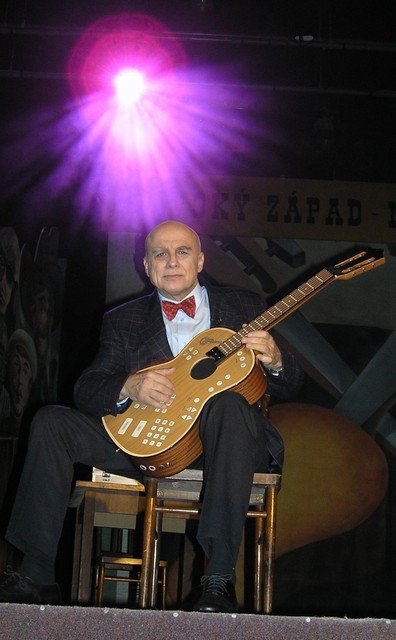 Každý si myslí, že k Ivanu Mládkovi odjakživa patří banjo. On však umí výborně hrát i na kytaru.
