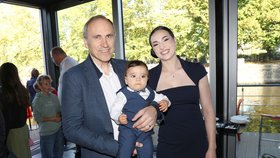 Exministr Pilip se pochlubil novým přírůstkem do rodiny.