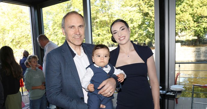 Exministr Pilip se pochlubil novým přírůstkem do rodiny.