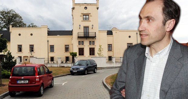 Zadlužený exministr Ivan Pilip: Přijde o svůj zámek?