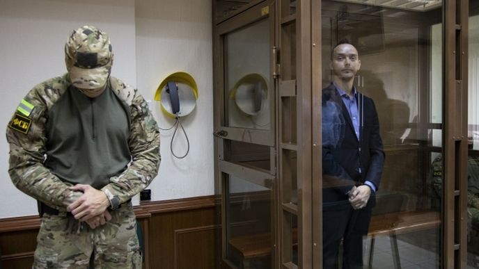Ivan Safronov v kleci u moskevského soudního dvora