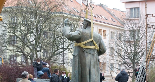 Sochu Koněva z náměstí Interbrigády 3. dubna 2020 odstranili.