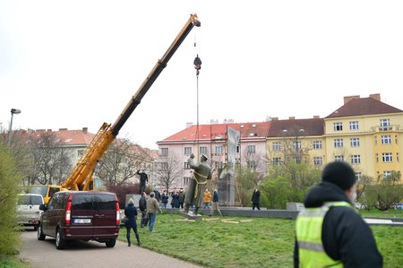 Jeřáb odstranil sochu maršála Koněva z náměstí Interbrigády v Praze 6, 3. dubna 2020.