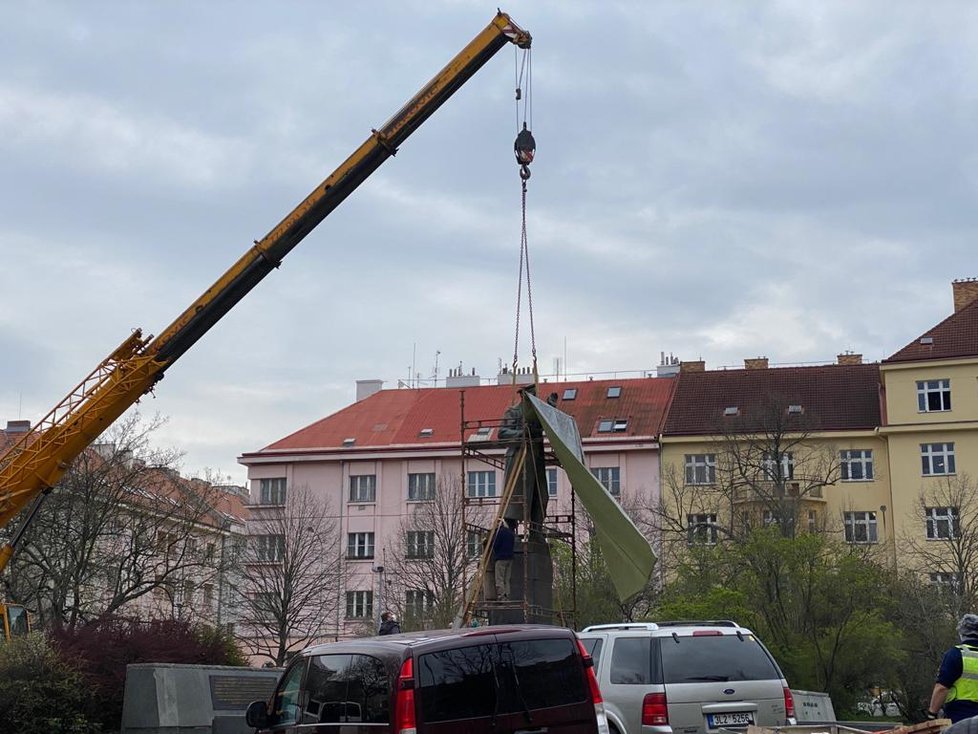 Jeřáb odstraňuje sochu maršála Koněva, 3. dubna 2020.