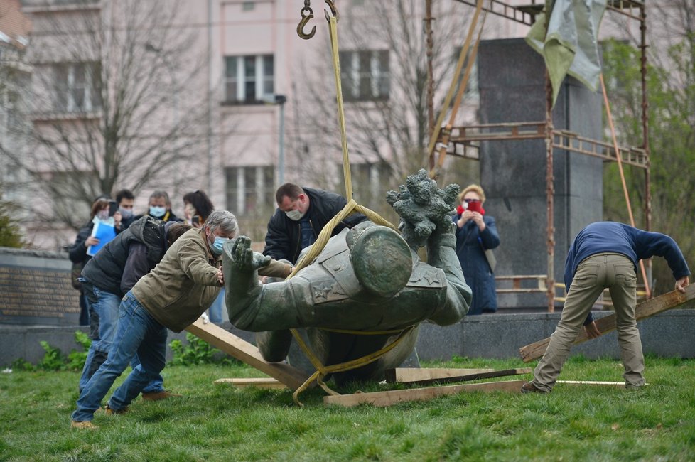 Jeřáb odstranil sochu maršála Koněva z náměstí Interbrigády v Praze 6 (3. dubna 2020).