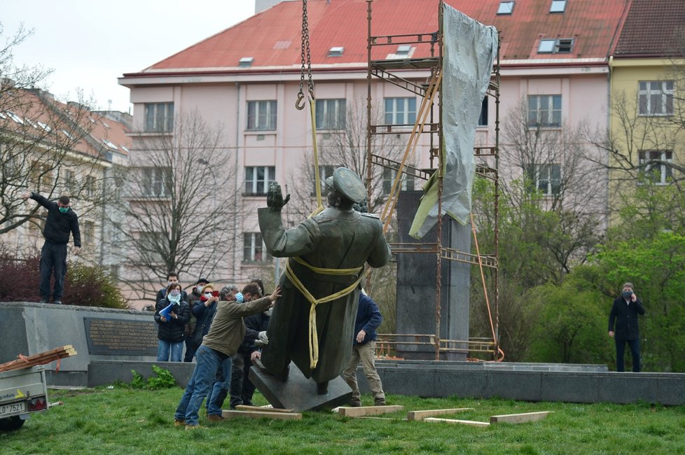 Jeřáb odstranil sochu maršála Koněva z náměstí Interbrigády v Praze 6, 3. dubna 2020.