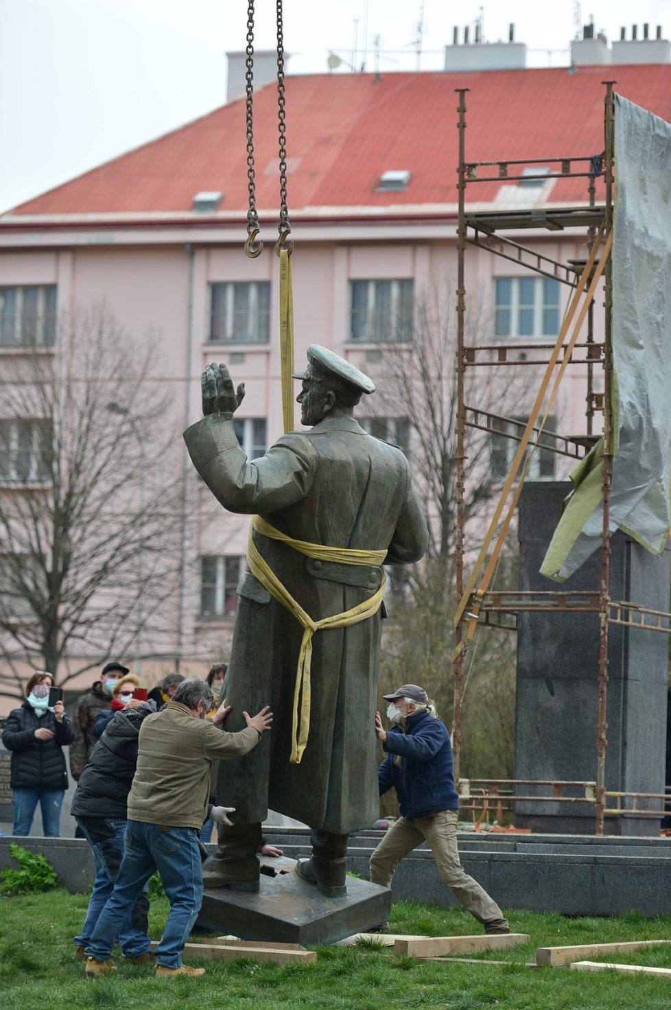 Jeřáb odstranil sochu maršála Koněva z náměstí Interbrigády v Praze 6, 3. dubna 2020.