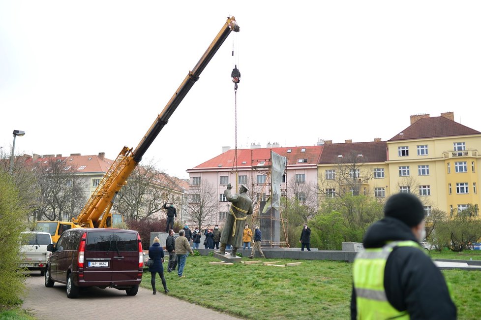 Jeřáb odstranil sochu maršála Koněva z náměstí Interbrigády v Praze 6, 3. dubna 2020.