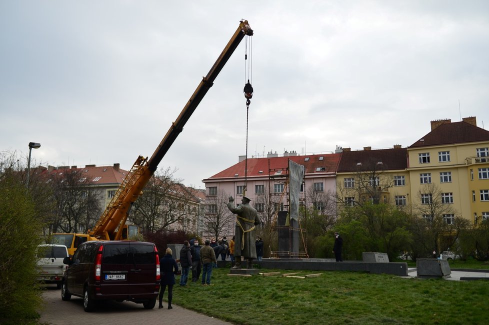 Jeřáb odstranil sochu maršála Koněva z náměstí Interbrigády v Praze 6, 3. dubna 2020.