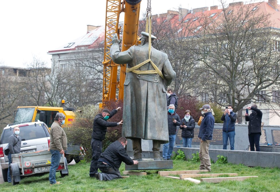 Sochu Koněva z náměstí Interbrigády 3. dubna 2020 odstranili.