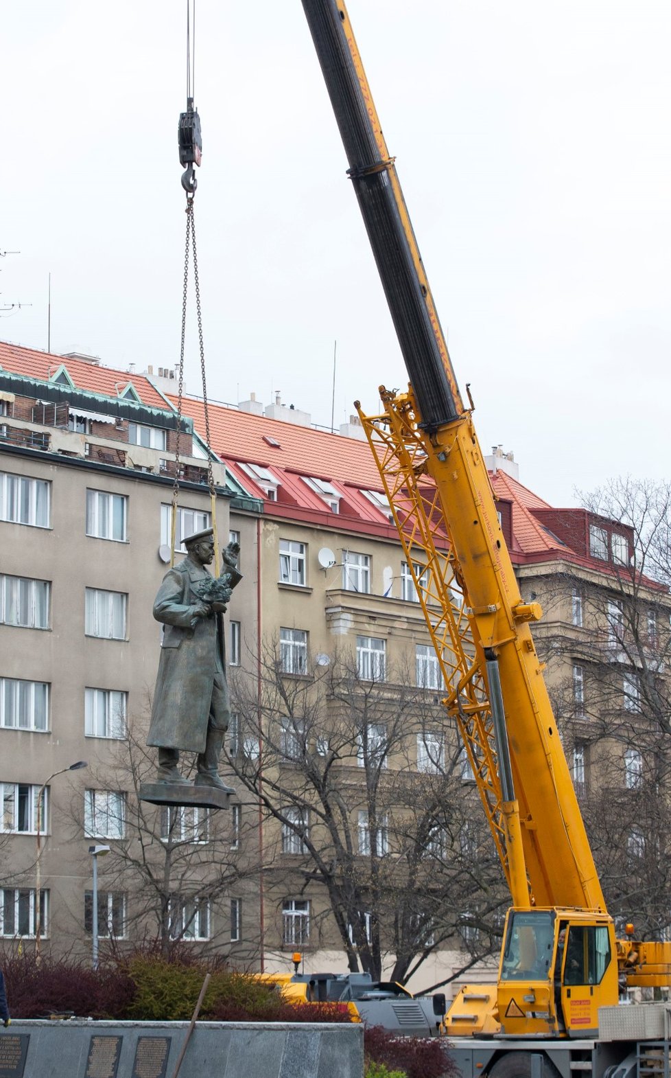 Sochu Koněva z náměstí Interbrigády 3. dubna 2020 odstranili.