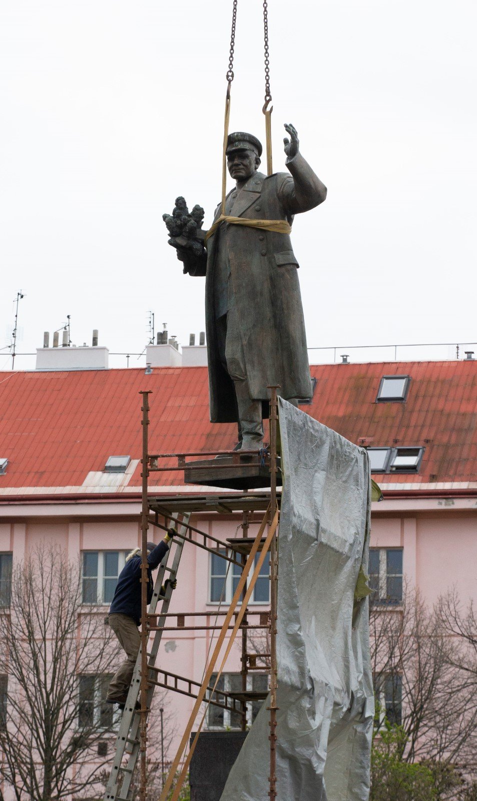 Sochu Koněva z náměstí Interbrigády 3. dubna 2020 odstranili.