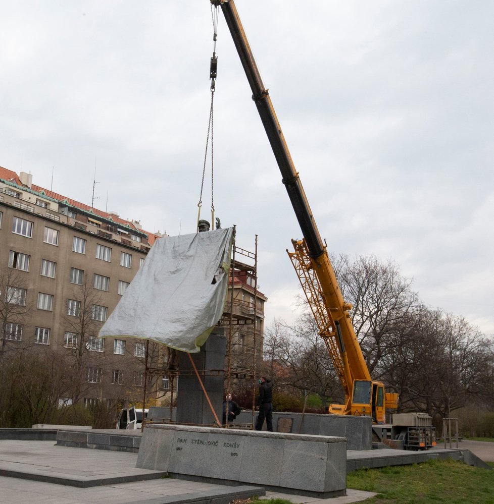 Sochu Koněva z náměstí Interbrigády 3. dubna 2020 odstranili.