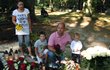 Zavzpomínat ke hrobu Karla Rachůnka přišel i kamarád Ivan Tomaštík s rodinou.