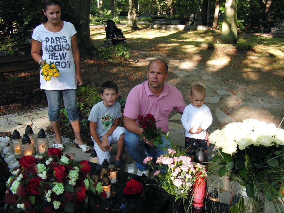 Zavzpomínat ke hrobu Karla Rachůnka přišel i kamarád Ivan Tomaštík s rodinou.