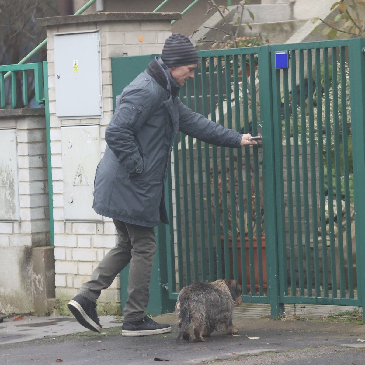 Ivan Trojan teď žije sám ve své řadovce v Košířích. Parťáka mu dělá jezevčík.