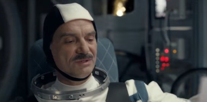 Ivan Trojan jako astronaut v reklamě na mobilního operátora