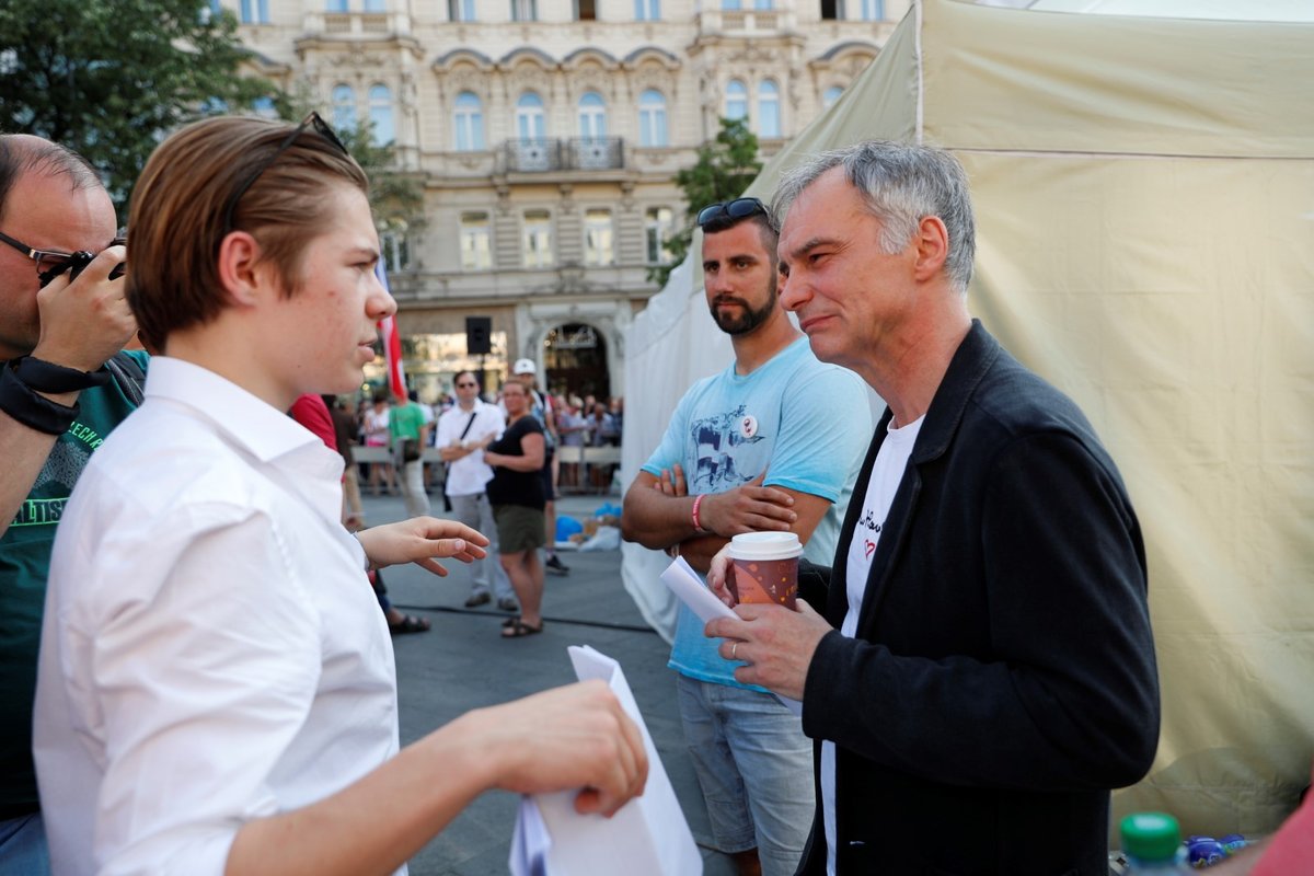 Herec Ivan Trojan na demonstraci proti premiéru Babišovi a ministryni Benešové na Václavském náměstí (4. 6. 2019)