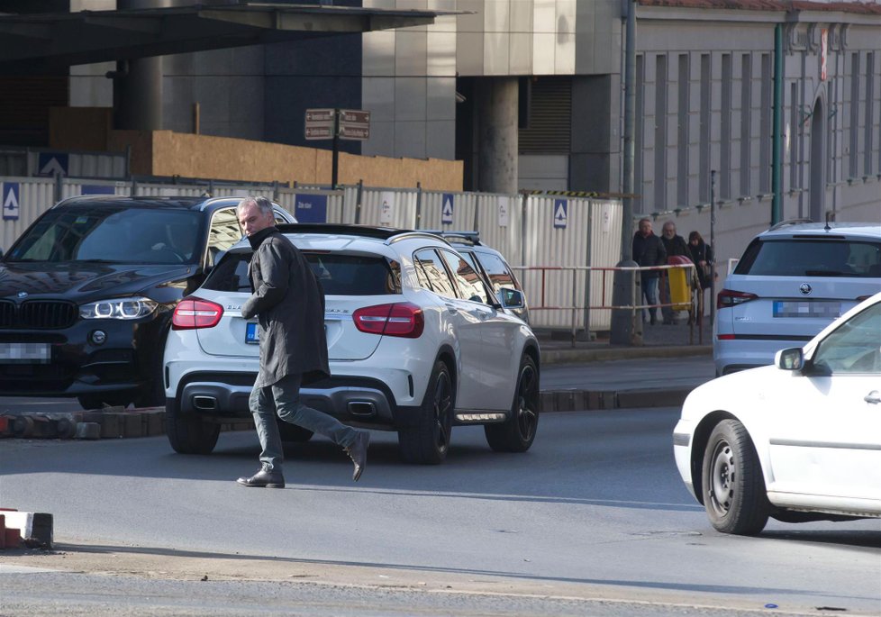 Ivan Trojan přebíhal nebezpečnou silnici