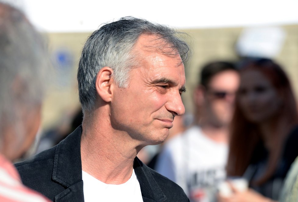 Herec Ivan Trojan na demonstraci proti premiérovi Andreji Babišovi a ministryni spravedlnosti Marii Benešové na Václavském náměstí (4. 6. 2019)