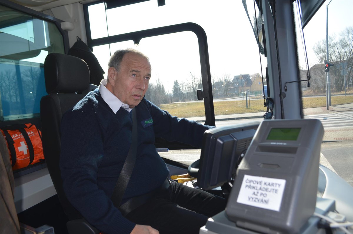 Vyskočil si vyzkoušel kvůli natáčení i řízení autobusu.