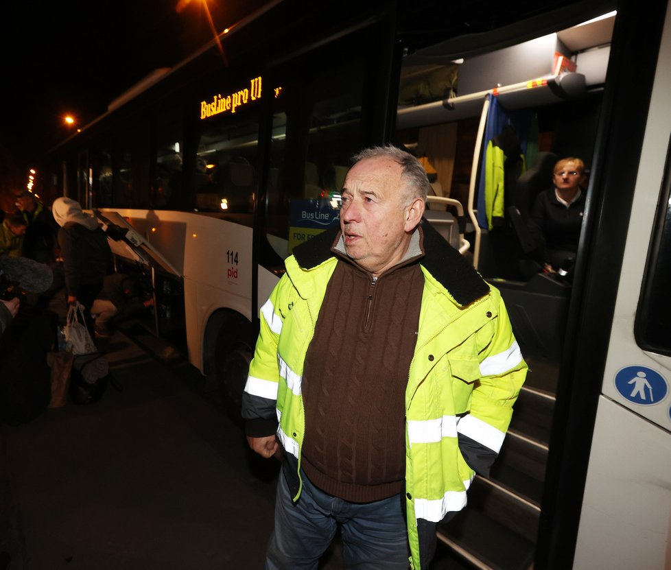 Vyskočil dojel v březnu synovým autobusem pro uprchlíky.