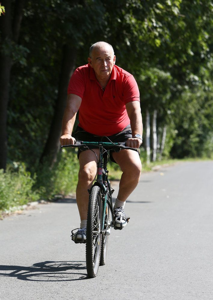 9:30 - Je čas na opravdový sport. Šup na kolo a na projížďku do nedalekého klánovického lesa. „Mám ještě jedno kolo, a když je hezky a nejsem sám, jedeme se projet s mým děvčetem,“ vysvětluje věčný donchuán.