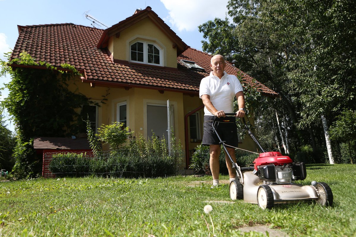 9:00 - Když jsou všichni v dobré ranní pohodě, přijde na řadu trochu povinnosti a zároveň i tělocviku. Ivan startuje sekačku a pouští se do sekání trávy. „Práce na zahradě není zrovna moje doména, ale někdy se do toho také pustím,“ vysvětluje.