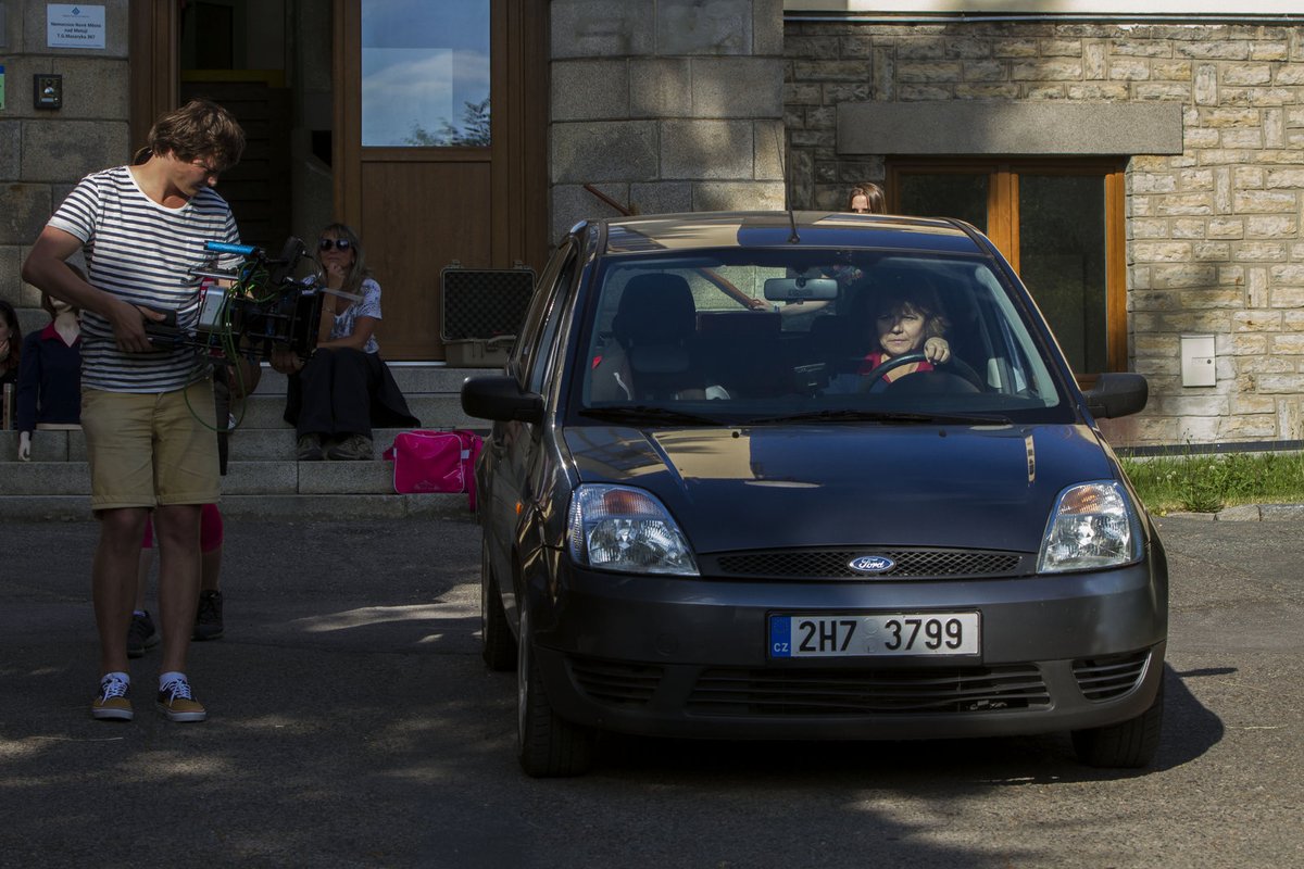 Ivana Andrlová natáčí nebezpečnou scénu.