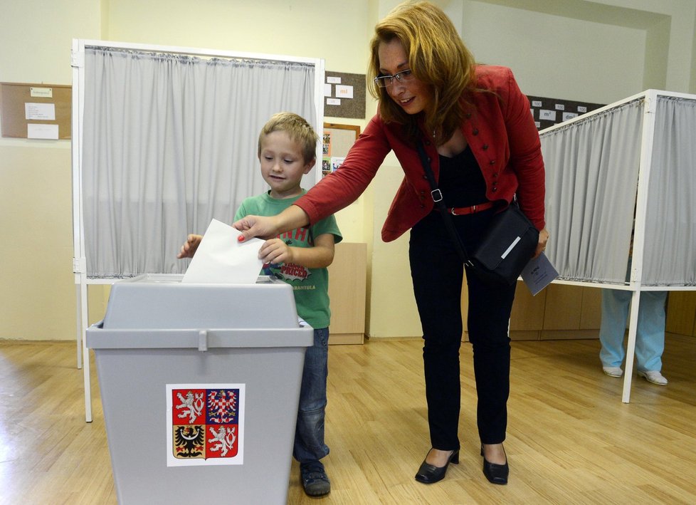 Kandidátka Strany zelených Ivana Cabrnochová se na Praze 10 protlačila do Senátu.