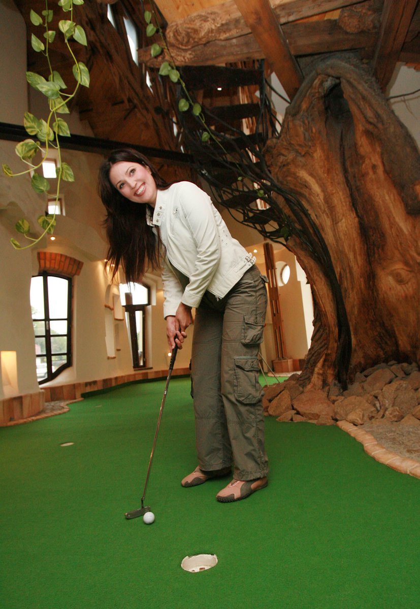 2006: Po cvičení si Ivana ráda zahraje i golf.