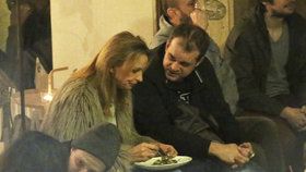 Ivana Chýlková pojídala jídlo z talíře na koleni.