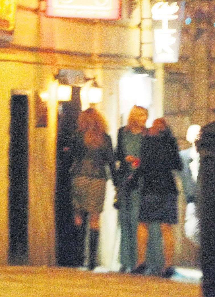 01:37 - Ivana a Kolářova manažerka přicházejí k baru v Třebízského ulici na Vinohradech, který se nachází hned vedle známého pražského gay clubu.
