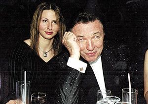 2002 - Ivana s budoucím manželem na dražbě svatebních šatů.